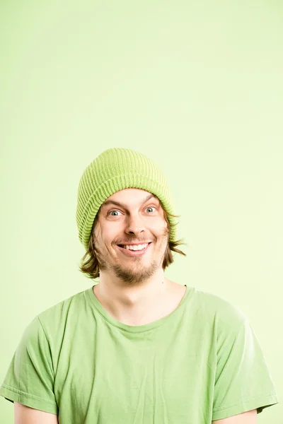 Grappige mens portret echte high-definition groene achtergrond — Stockfoto