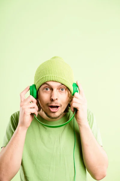 Hombre divertido retrato real de alta definición fondo verde —  Fotos de Stock