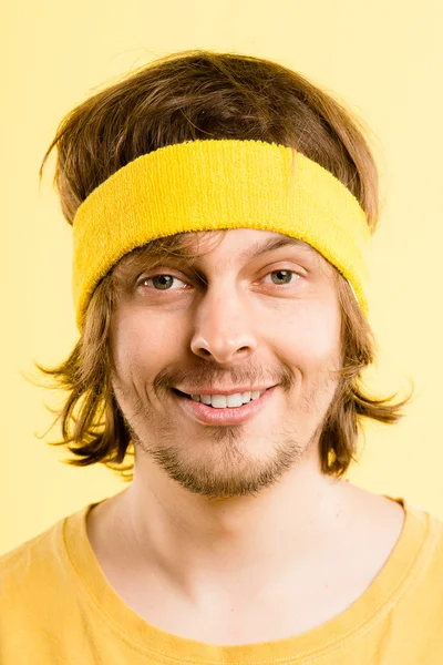 Grappige mens portret echte high-definition gele achtergrond — Stockfoto