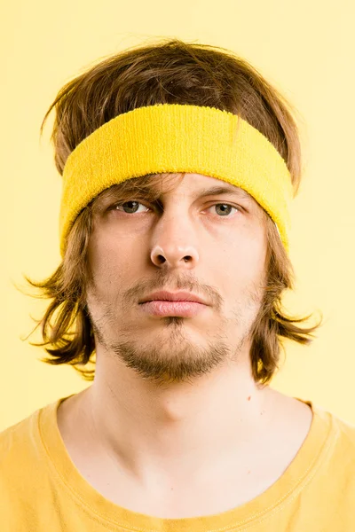 Забавный портрет человека реального высокого разрешения на желтом фоне — стоковое фото