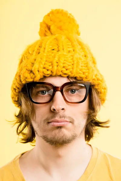 komik adam portresi gerçek yüksek çözünürlüklü sarı arka plan