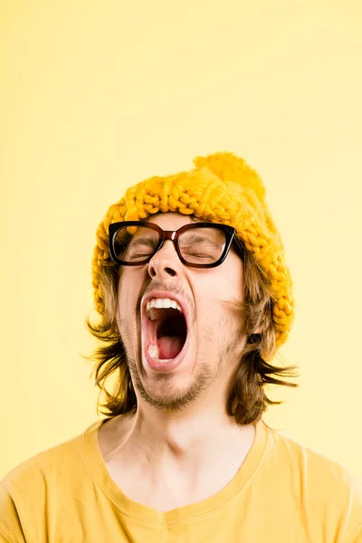 Retrato de hombre divertido real de alta definición de fondo amarillo — Foto de Stock