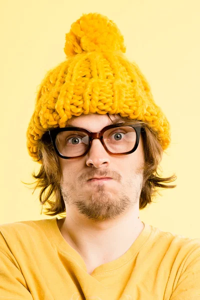 Engraçado homem retrato real alta definição amarelo fundo — Fotografia de Stock