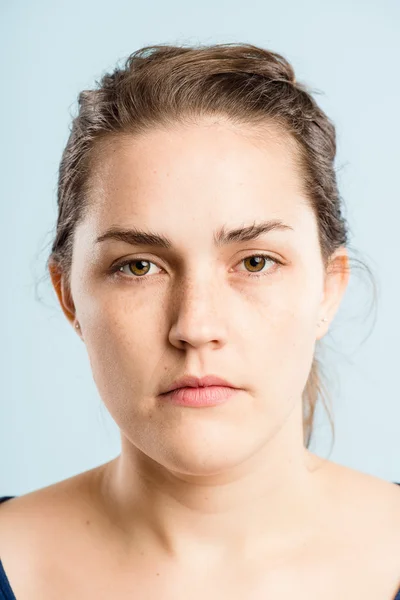 Ciddi kadın portre gerçek yüksek çözünürlüklü yeşil arka plan — Stok fotoğraf