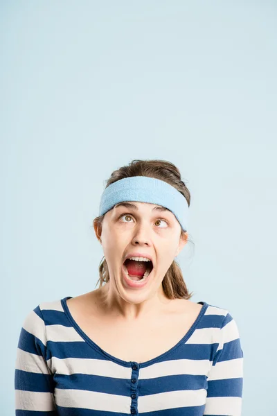 Mujer divertida retrato real de alta definición fondo azul —  Fotos de Stock