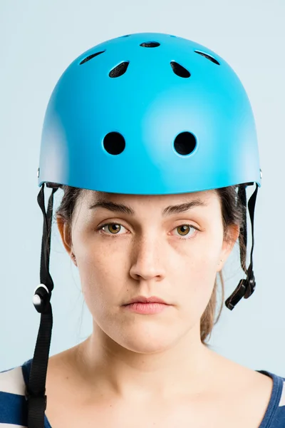 Grappige vrouw dragen fietsen helm portret echte — Stockfoto