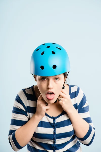 Divertente donna indossa casco da ciclismo ritratto reale — Foto Stock