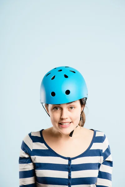 Engraçado mulher vestindo ciclismo capacete retrato real — Fotografia de Stock