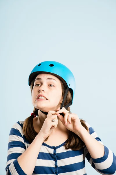 Grappige vrouw dragen fietsen helm portret echte — Stockfoto