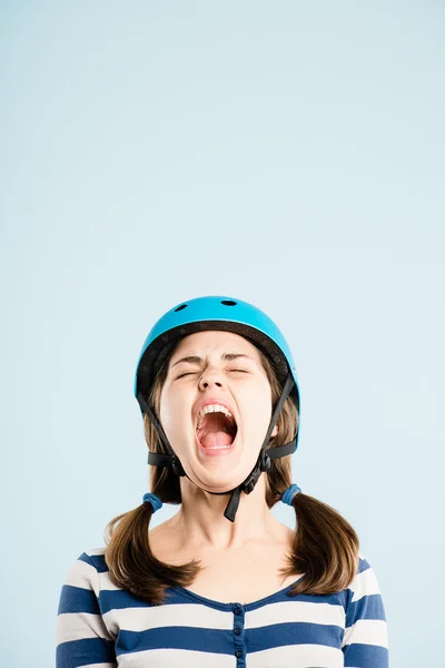 Engraçado mulher vestindo ciclismo capacete retrato real — Fotografia de Stock