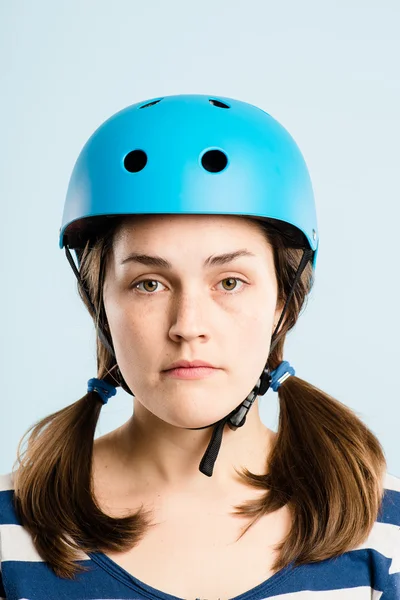 Mujer divertida con casco de ciclismo retrato real — Foto de Stock