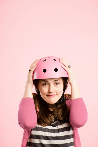 Divertida mujer usando Ciclismo Casco retrato rosa fondo —  Fotos de Stock