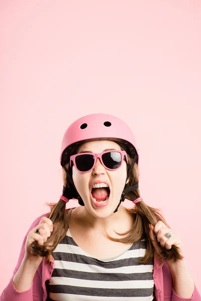 Divertida mujer usando Ciclismo Casco retrato rosa fondo — Foto de Stock