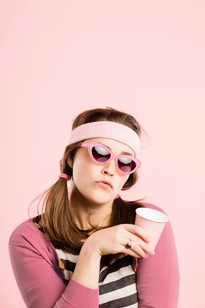 Mujer divertida retrato real de alta definición rosa fondo — Foto de Stock