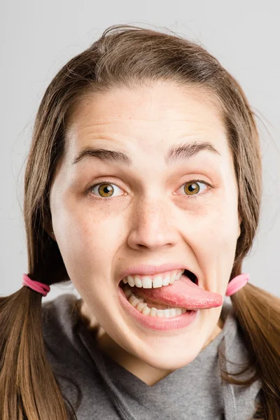 Engraçado mulher retrato real alta definição cinza fundo — Fotografia de Stock