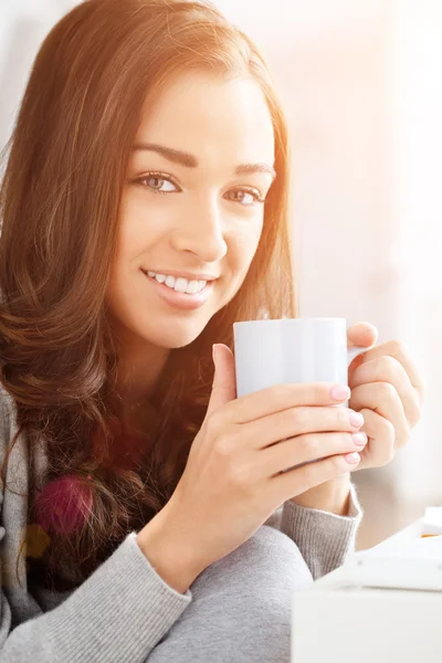 Attraktive Frau trinkt Kaffee zu Hause — Stockfoto