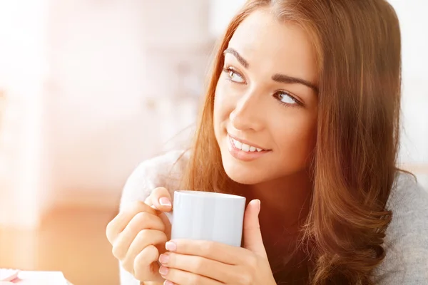 Mulher atraente bebendo café em casa — Fotografia de Stock