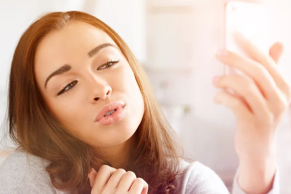 Красивая молодая женщина с помощью мобильного телефона — стоковое фото