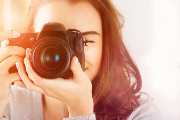 Mulher bonita é um fotógrafo proffessional com câmera dslr — Fotografia de Stock