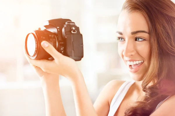 Mujer bonita es una fotógrafa profesional con cámara dslr — Foto de Stock