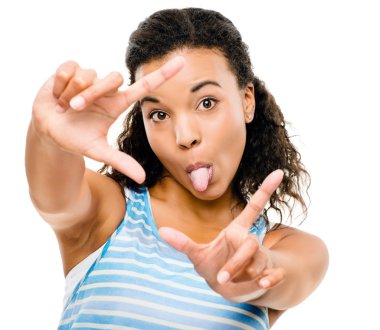 Beyaz arkasında izole mutlu karışık ırk kadın çerçeve fotoğraf