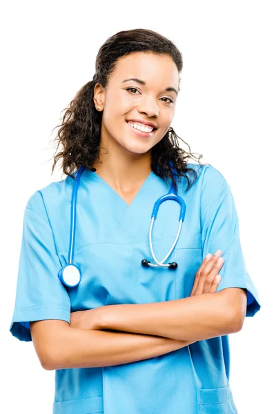 Feliz preto enfermeira sorrindo braços dobrados isolado no branco backgrou — Fotografia de Stock