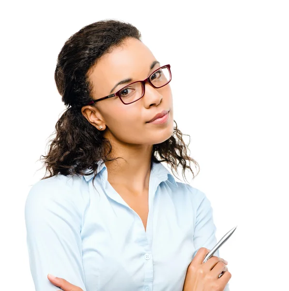 Mujer de negocios afroamericana seria sonriendo aislada en blanco — Foto de Stock