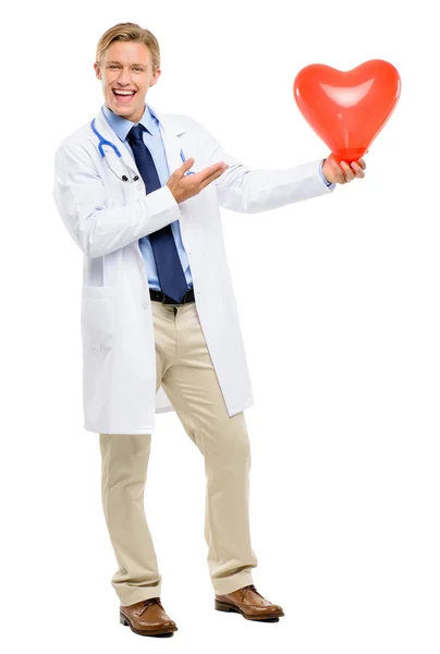 Jovem médico feliz segurando coração isolado no fundo branco — Fotografia de Stock