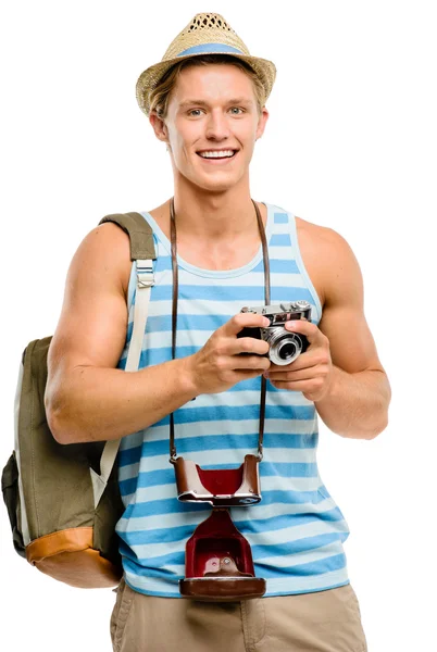 Счастливый турист фотографирует винтажную камеру, изолированную на белом — стоковое фото