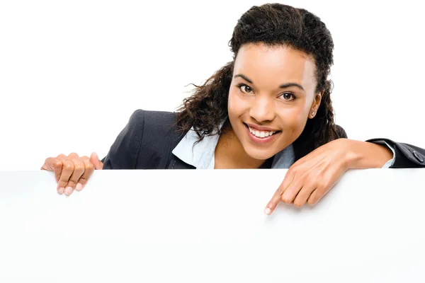 Empresária muito afro-americana segurando cartaz isolado — Fotografia de Stock