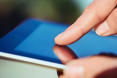 Dijital tablet kullanan adam