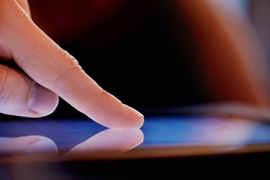 Dijital tablet makro kullanan adam yakın çekim