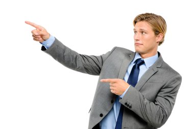 mutlu beyaz zemin üzerine işaret eden işadamı izole