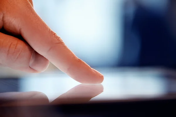 Цифровой планшетный палец сенсорного экрана — стоковое фото