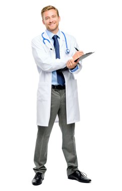 Kendine güvenen genç bir doktor beyaz zemin üzerine tam uzunlukta