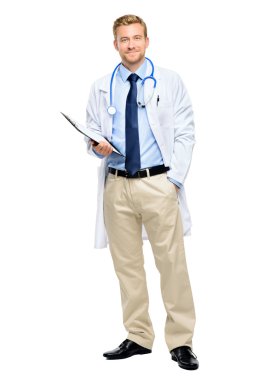 Kendine güvenen genç bir doktor beyaz zemin üzerine tam uzunlukta