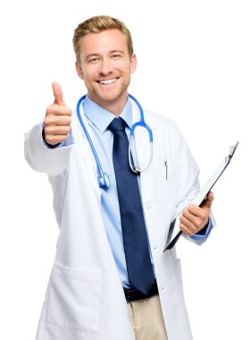 Kendine güvenen genç bir doktor beyaz zemin üzerine tam uzunlukta