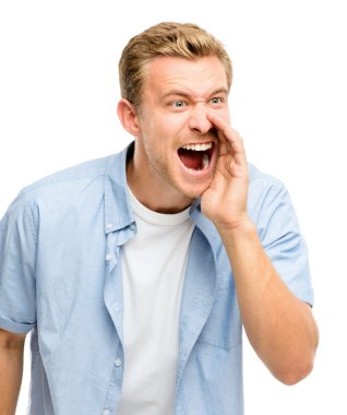 Beyaz arka plan üzerinde izole bağırmak - çekici genç adam