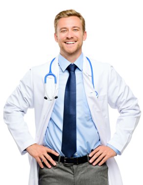 beyaz zemin üzerinde kendine güvenen genç bir doktor portresi