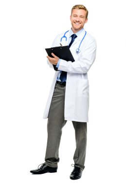 Kendine güvenen genç bir doktor beyaz zemin üzerine tam uzunlukta