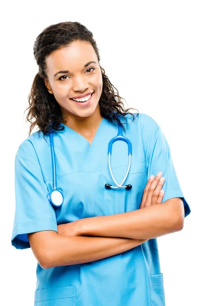 Feliz mestiço médico sorrindo braços dobrados isolado em branco ba — Fotografia de Stock