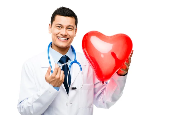 Portret szczęśliwy Azji lekarz słucha na białym tle o bicie serca — Zdjęcie stockowe