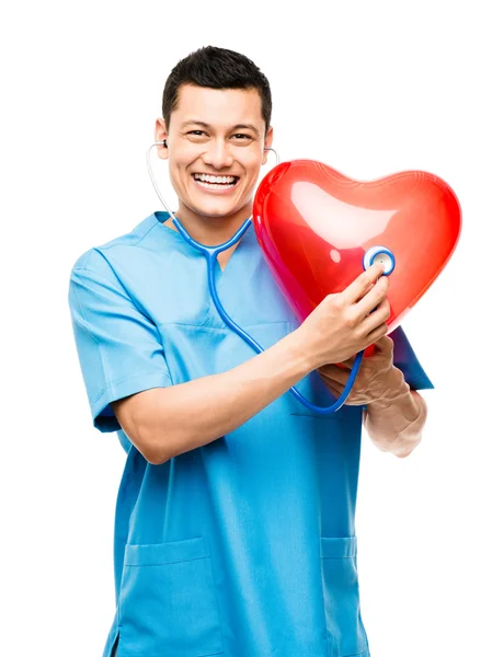 Retrato de feliz médico asiático escuchando los latidos del corazón aislado o —  Fotos de Stock