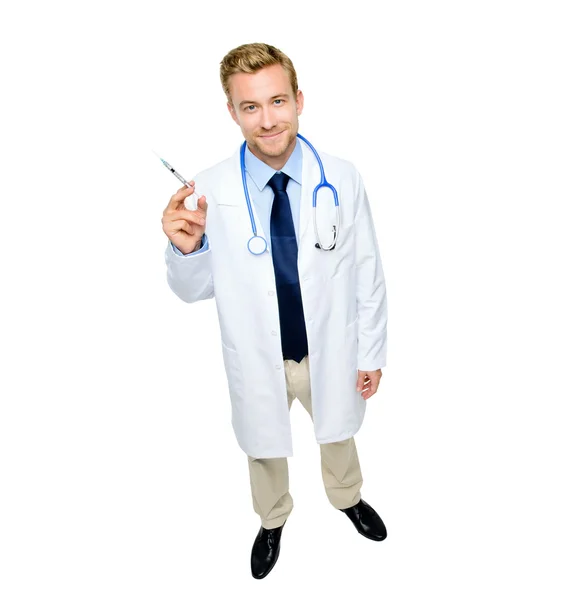 Feliz joven médico sosteniendo la jeringa sobre fondo blanco —  Fotos de Stock