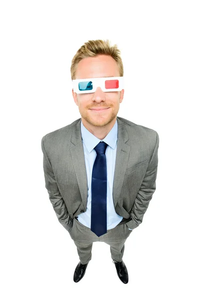 Empresário de comprimento total vestindo óculos 3d no branco — Fotografia de Stock