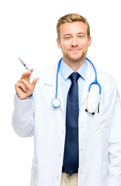 Jovem médico feliz segurando seringa no fundo branco — Fotografia de Stock