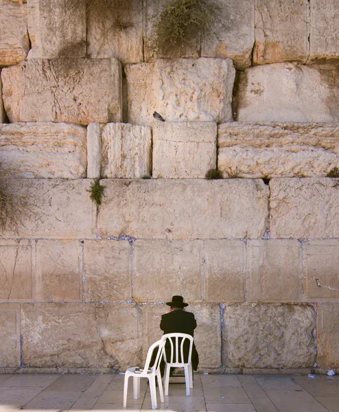 Wailing 벽에 기도 한 사람 스톡 사진