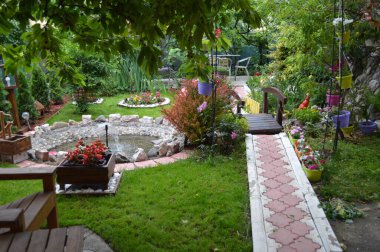 Sırbistan 'ın bahçesinde yeşil çimenler, çeşmeler, saksılar var. Pozarevac, Sırbistan ve Avrupa.