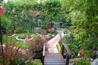 Sırbistan 'ın bahçesinde yeşil çimenler, çeşmeler, saksılar var. Pozarevac, Sırbistan ve Avrupa.