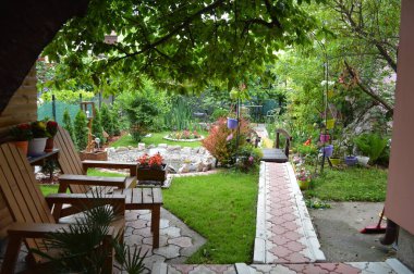 Sırbistan 'ın bahçesinde yeşil çimenler, çeşmeler, saksılar var. Pozarevac, Sırbistan ve Avrupa.